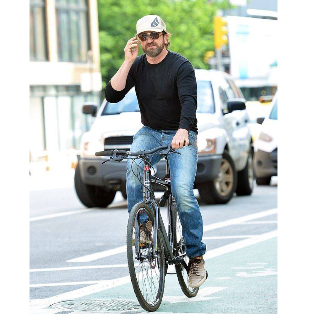 جيرارد بتلر يستمتع بجولة على الدراجة الهوائية في شوارع نيويورك