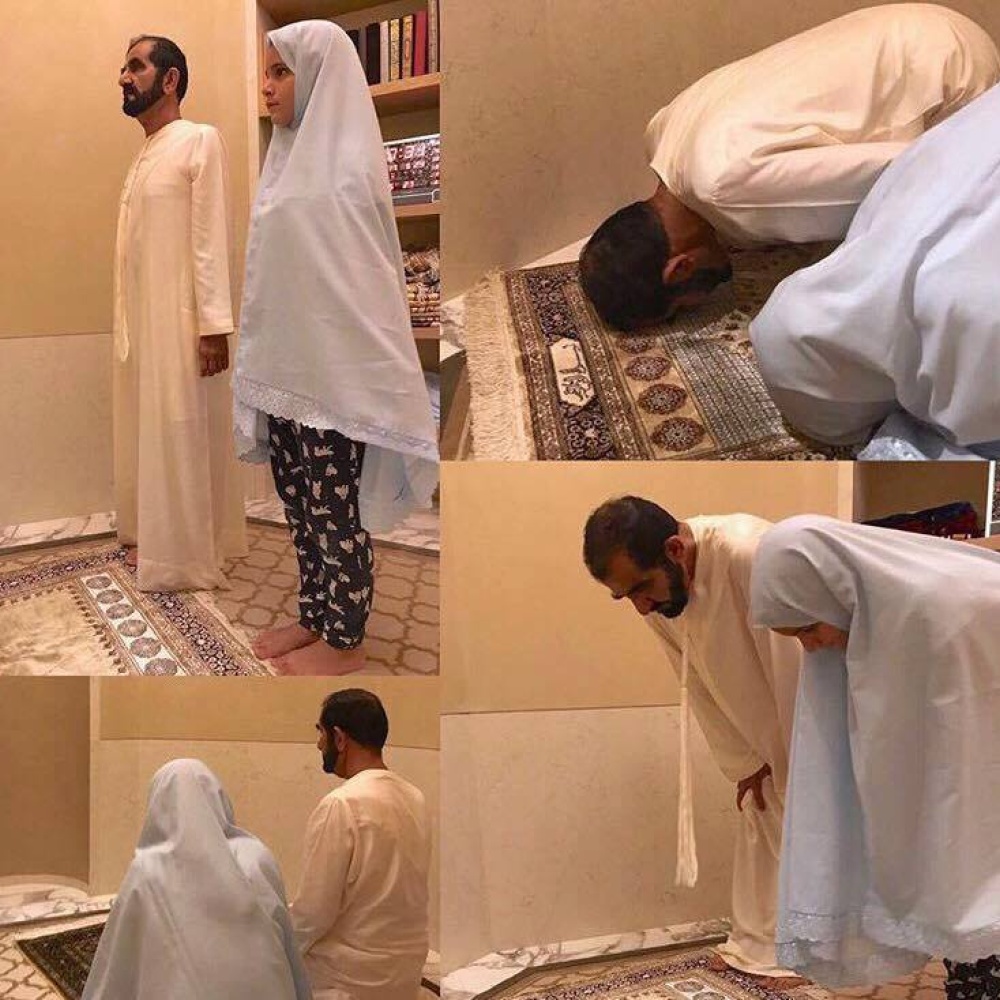 الشيخ محمد بن راشد وابنته الجليلة خلال تأديتهما لصلاة المغرب بالأمس