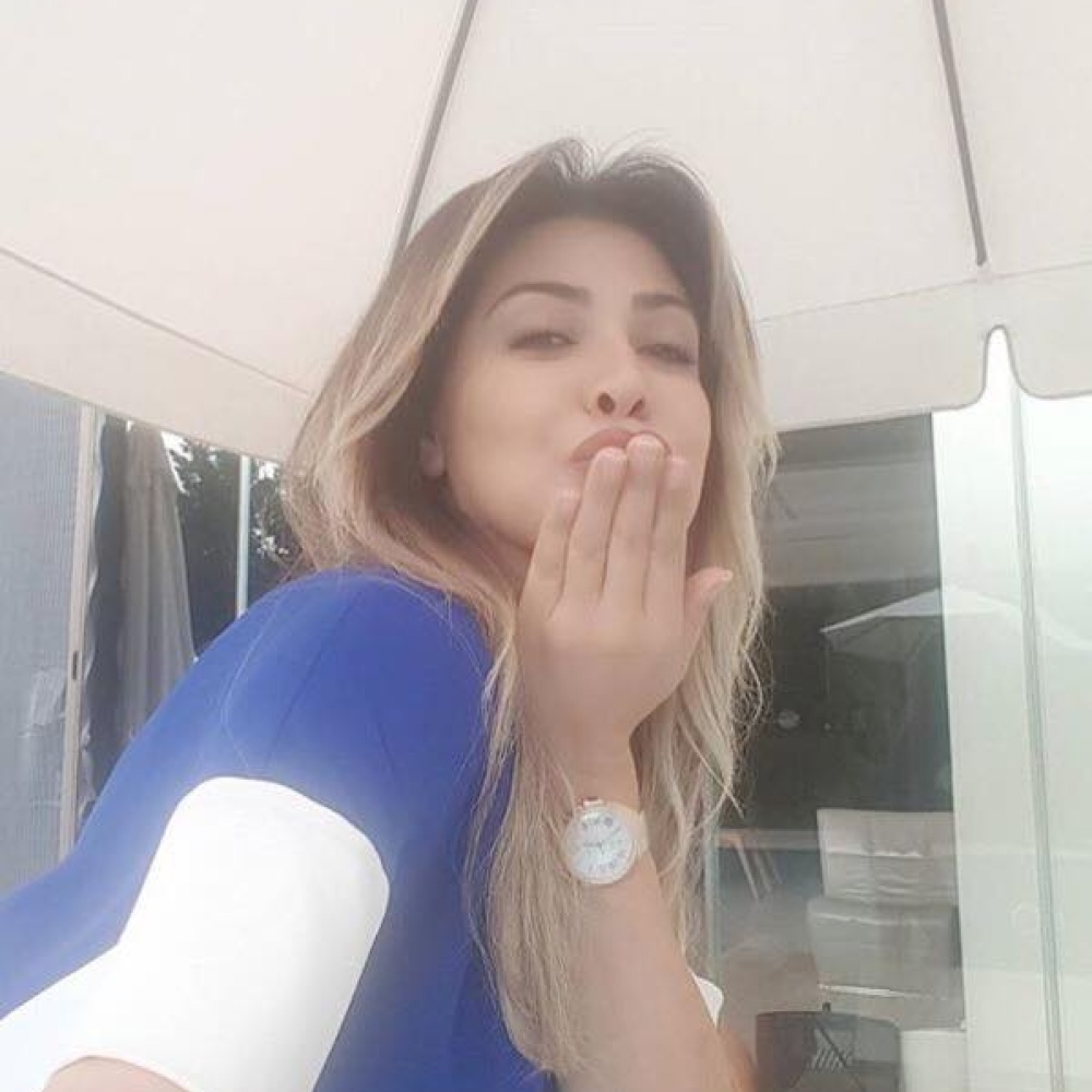 سيلفي للنجمة نوال الزغبي تحيي من خلاله متابعيها على الانستقرام