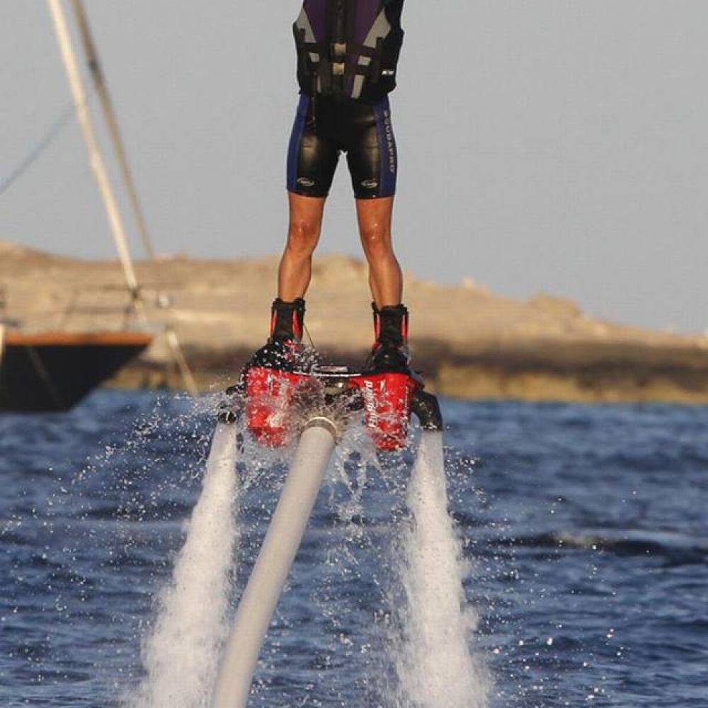 ترى هل تحاول Michelle Rodriguez تقليد المشهد الشهير في فيلم تايتانيك .. أم أنها تحاول تجربة شعور الطيران؟