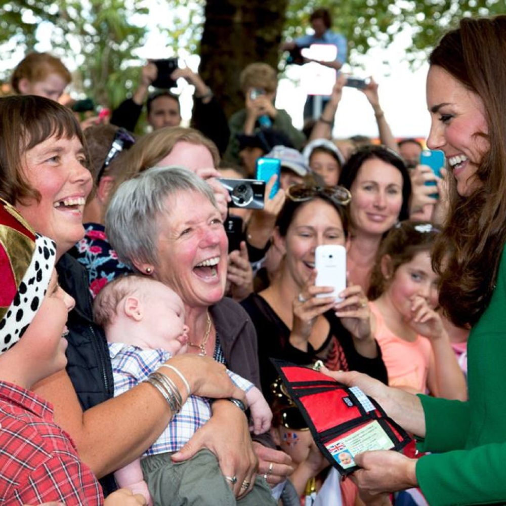 ببساطتها المعهودة... الأميرة كيت ميدلتون تمازح معجبيها بالأمس في نيوزيلندا