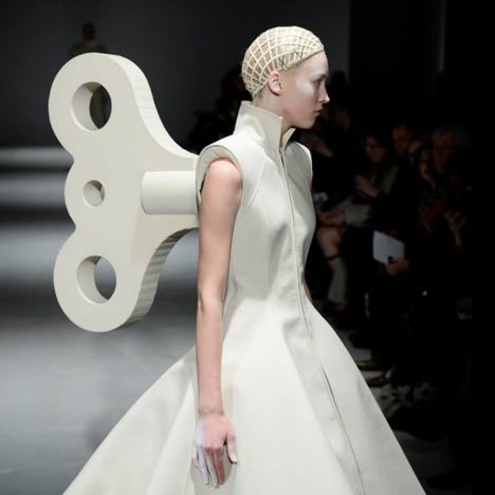 هل هي عارضة أزياء أم مجرد دمية تتحرك على منصة عرض أزياء Gareth Pugh's؟