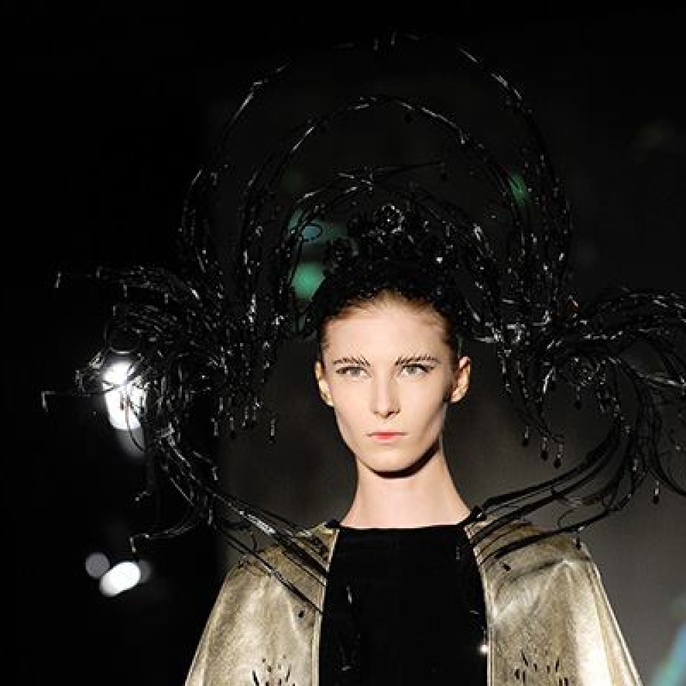 قبعة بتصميم غريب وملفت للانتباه في أول أيام عروض باريس لأزياء الخريف 2014