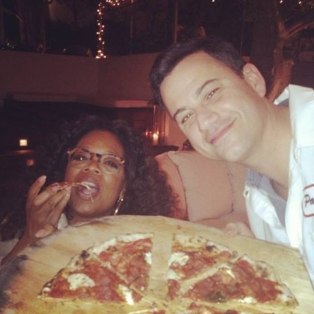 أوبرا وينفري تتلذذ بتناول البيتزا في أحد المطاعم في أميركا 