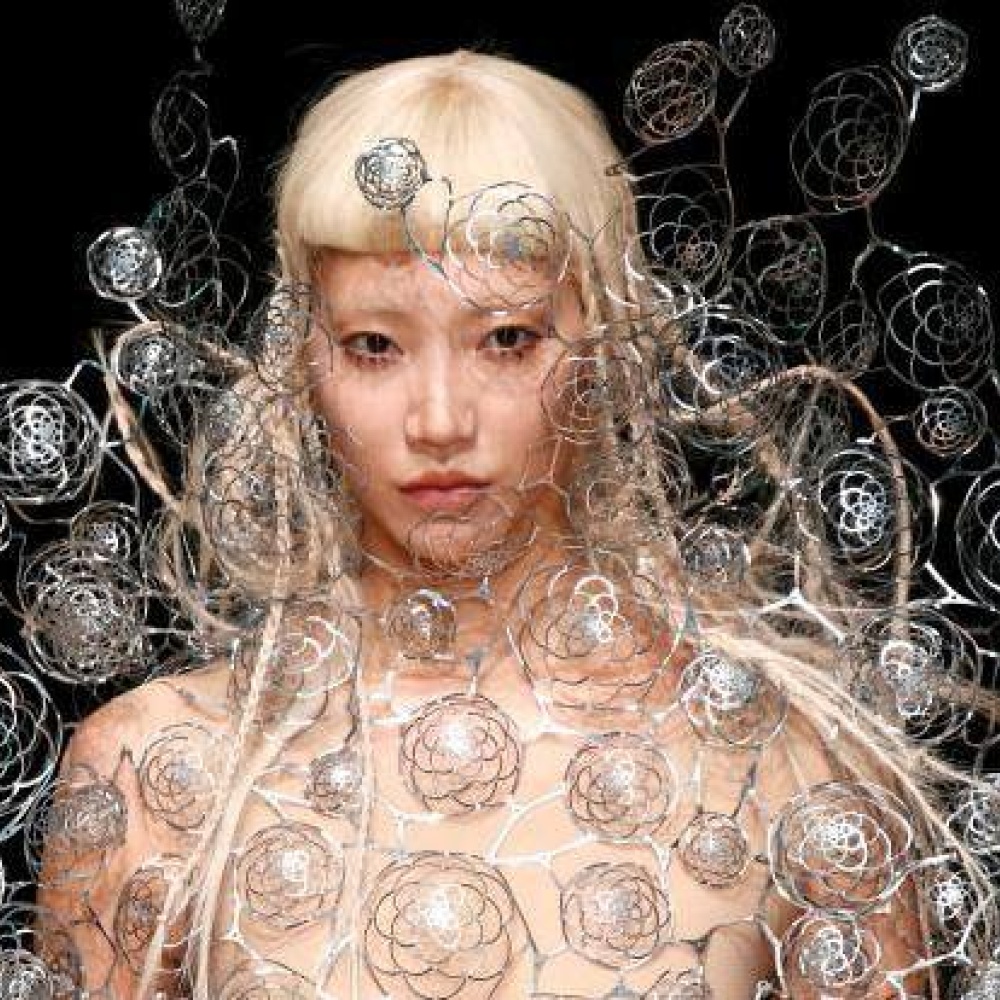 تصميم غريب من Iris Van Herpen Haute خلال عروض أزياء الألبسة الفاخرة لخريف وشتاء 2017 في باريس