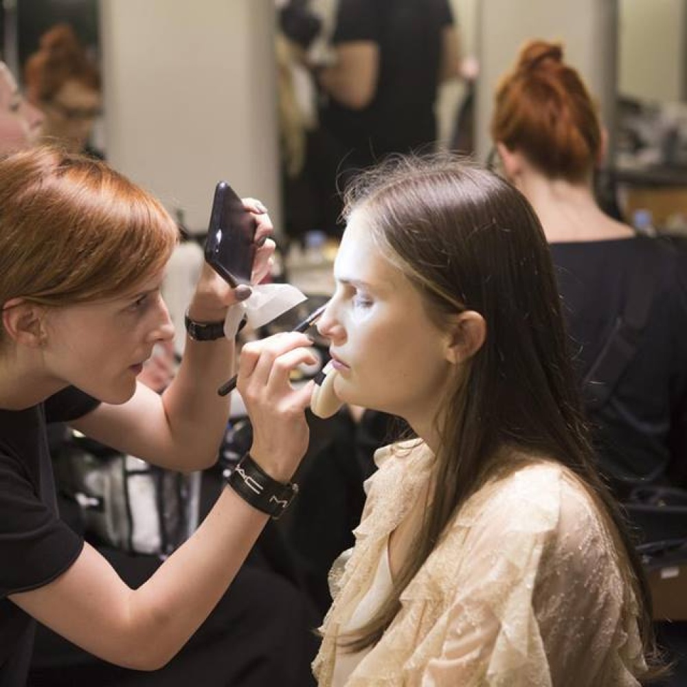 عارضة أزياء تخضع للمسات الأخيرة قبل انطلاق عرض ستيفان رولان في باريس بالأمس