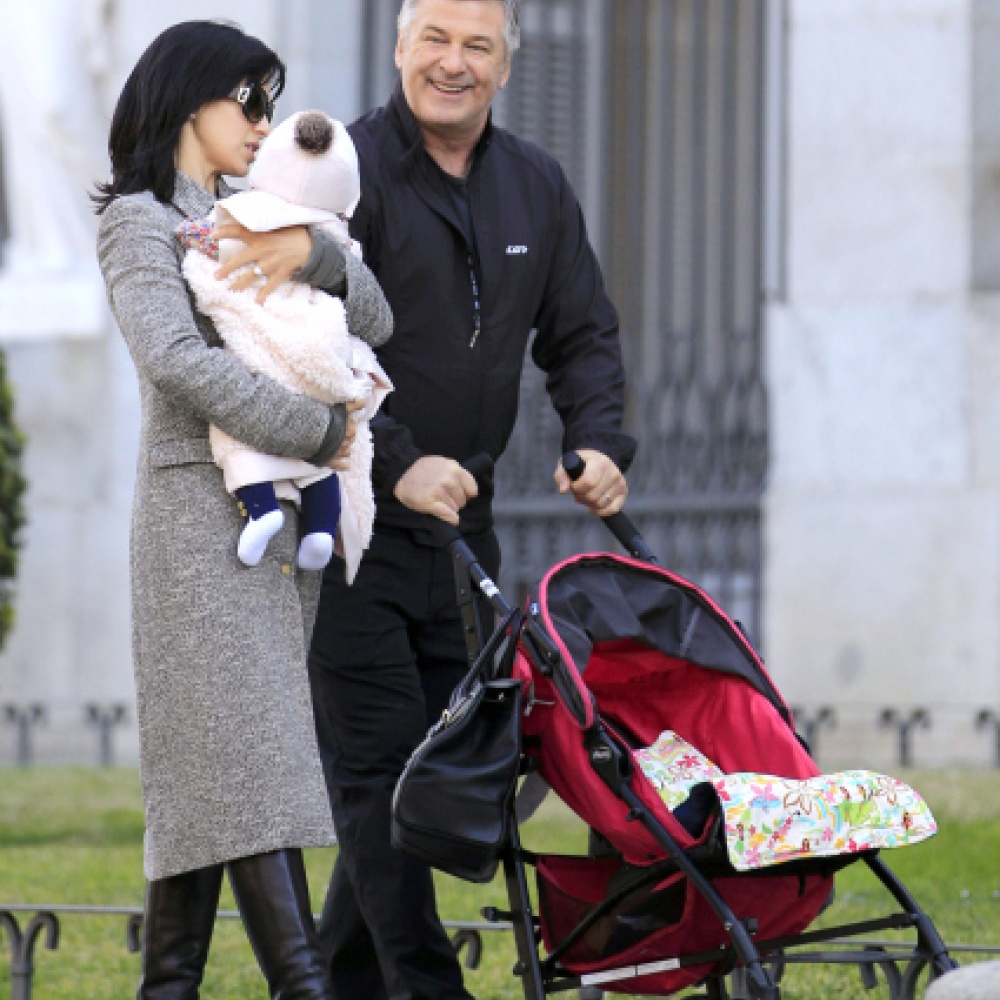 النجم الك بالدوين يرسم على وجهه ابتسامة نادرة وهو يتمشى مع زوجته هيلاريا وطفلهما في مدريد