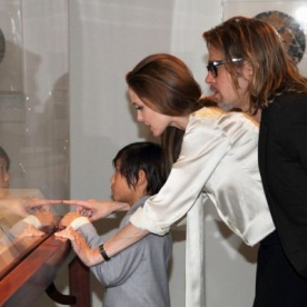 خطوبة إنجيلا جولي وبراد بيت رسميا