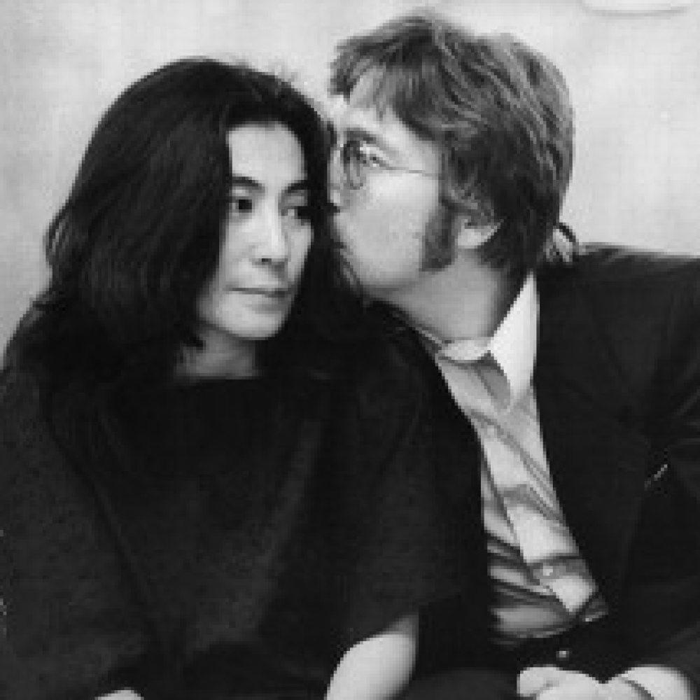 صورتان لجون لينون وزوجته في مزاد علني