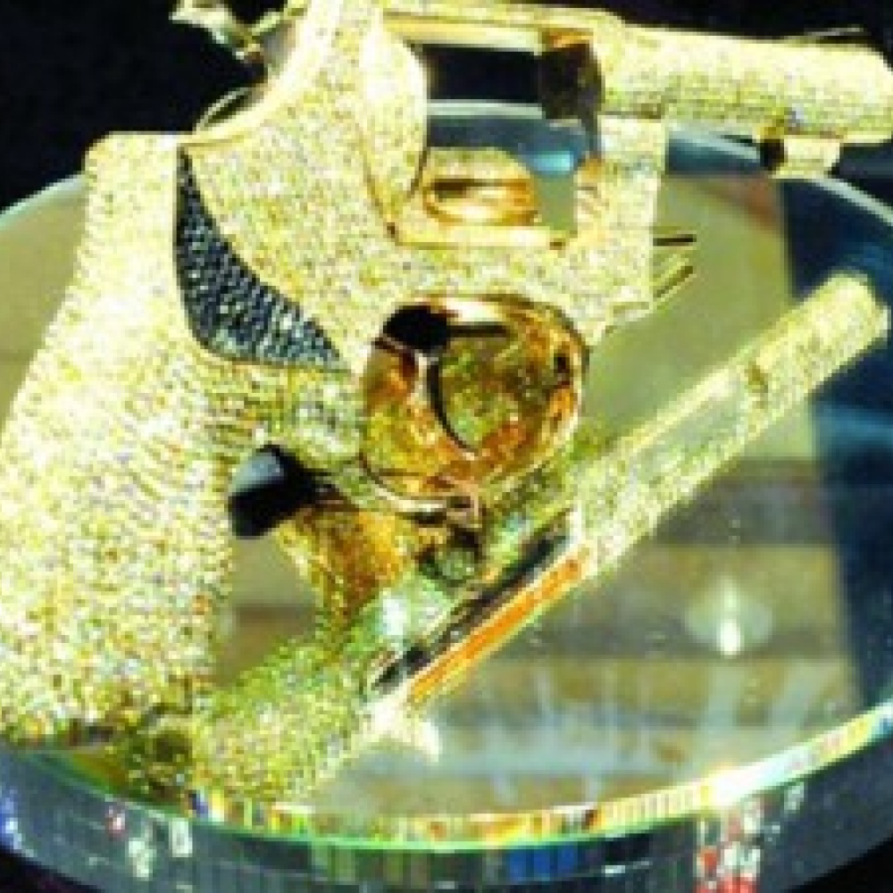 مسدس ماسي في صالون المجوهرات