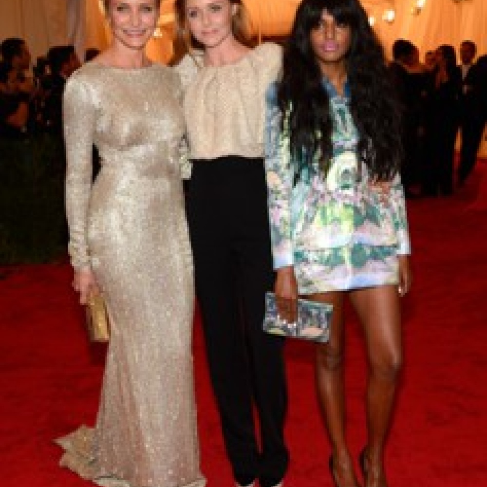 اطلالة النجمات من   ستيلا مكارتني    