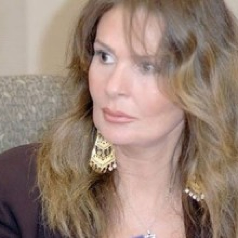 يسرا تزور شادية بالرعاية المركزة