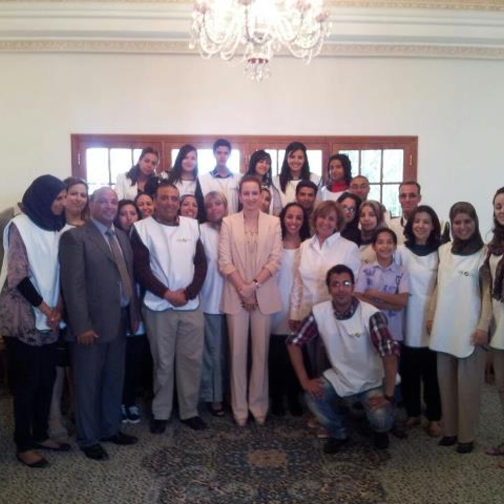 للا سلمى مع فريق المتطوعين لمحاربة السرطان