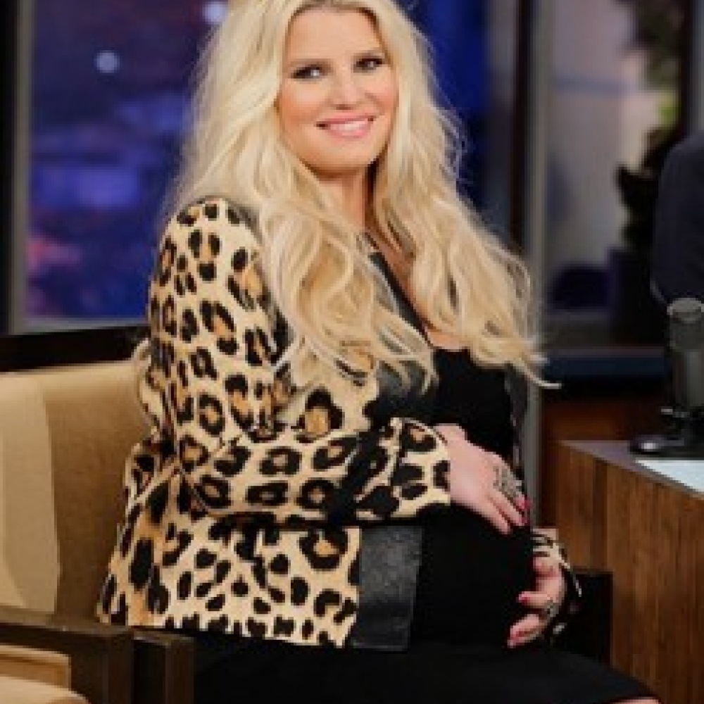 جيسيكا سيمبسون أم للمرة الأولى 