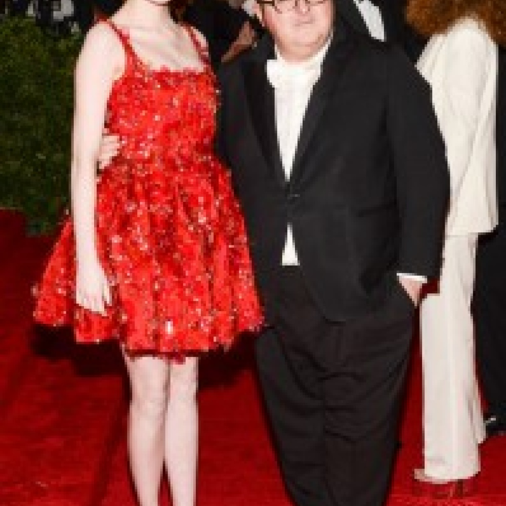 ايما ستون ساحرة بفستانها الاحمر  