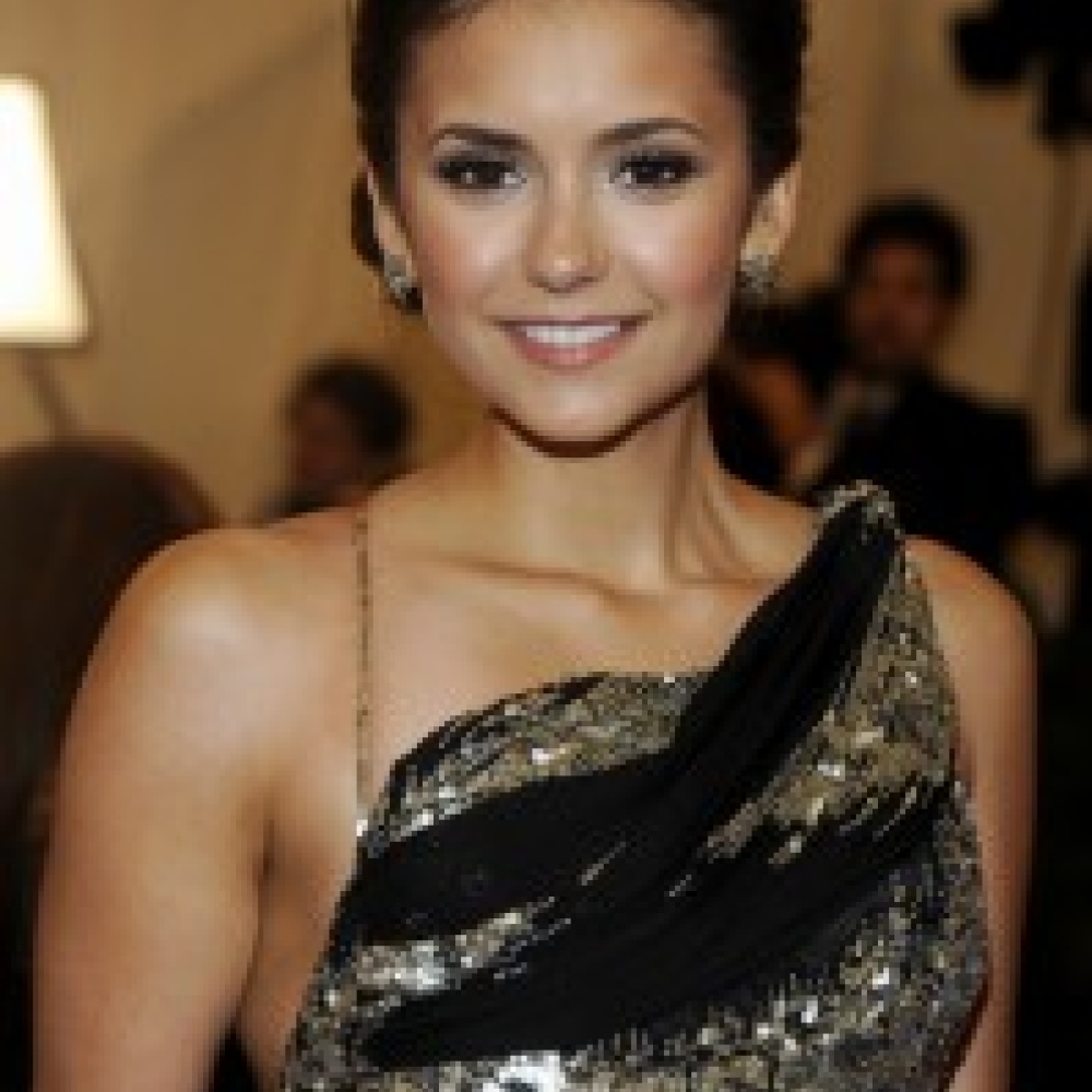 نينا دوبريف ترتدي أقراط النجوم  