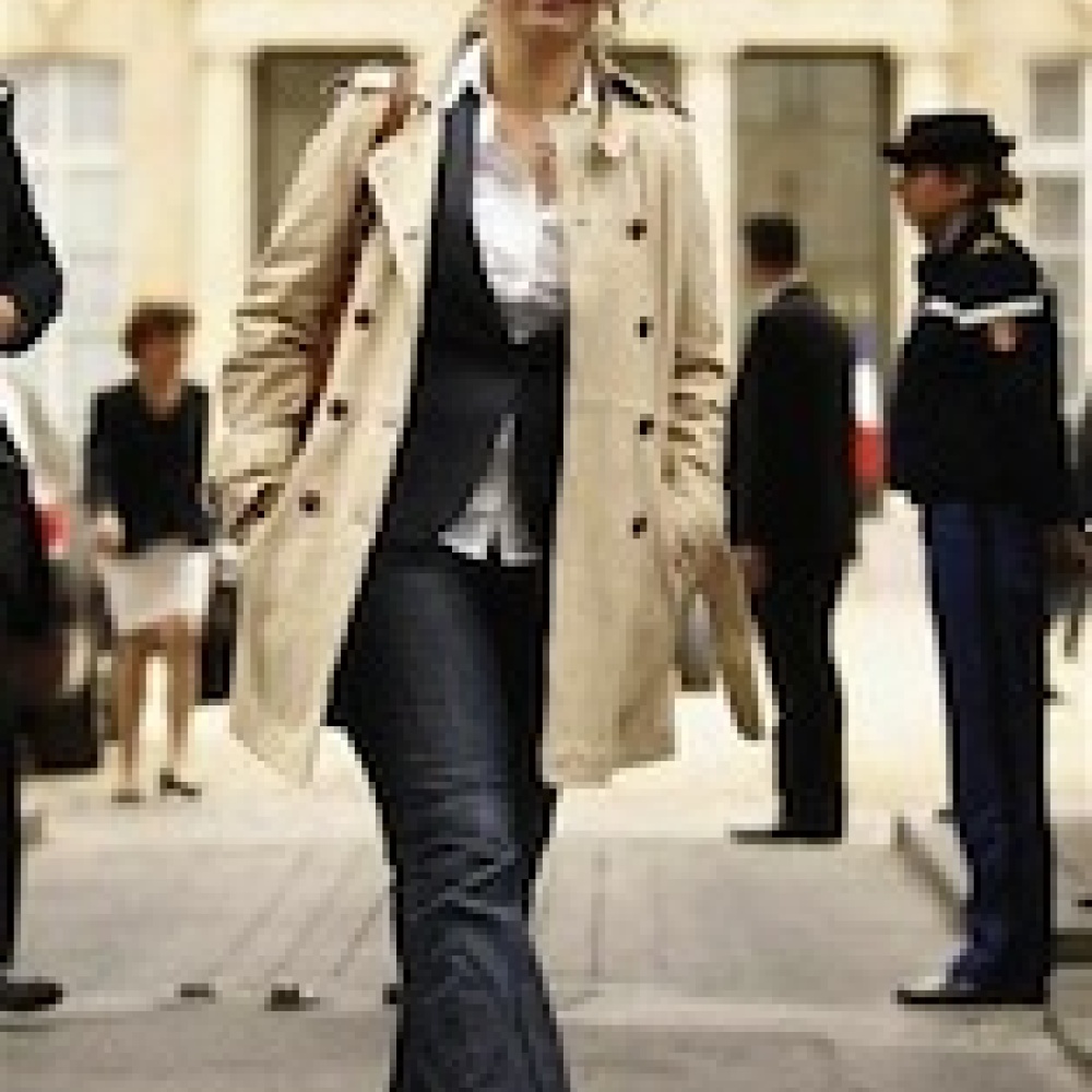 وزيرة فرنسية تحضر اجتماعاً بالجينز