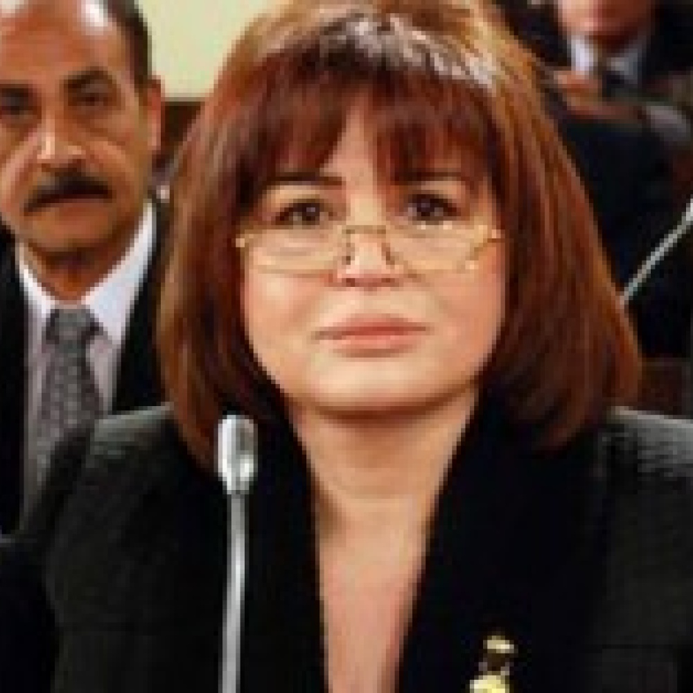 إلهام شاهين حائرة بسبب حمل غير الشرعى   