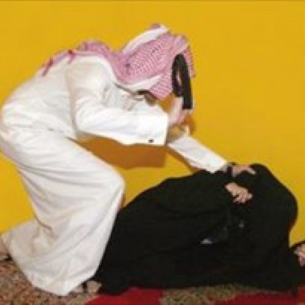 زوج سعودي يتفنن في تعذيب زوجته