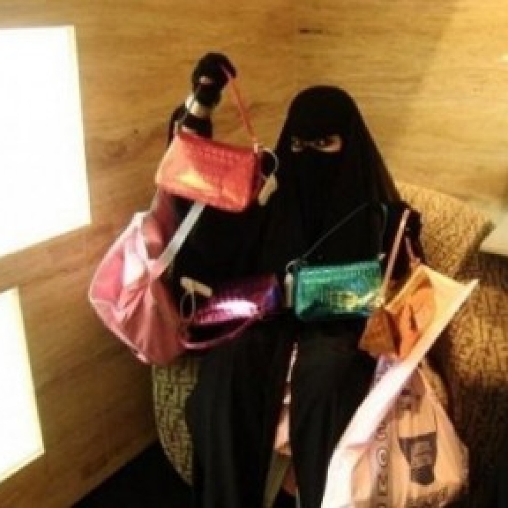 المرأة السعودية والماركات المقلدة