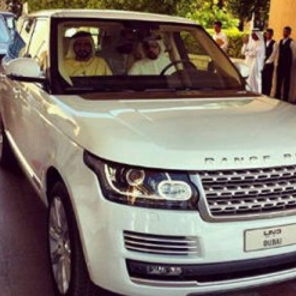 الشيخ محمّد داخل سيارته الجديدة RANGE ROVER 2013