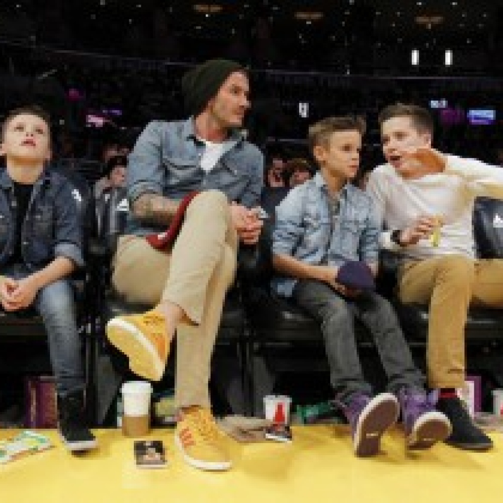 ديفيد بيكهام وأولاده يشاهدون مبارة  أن بي آي   في لوس أنجلس