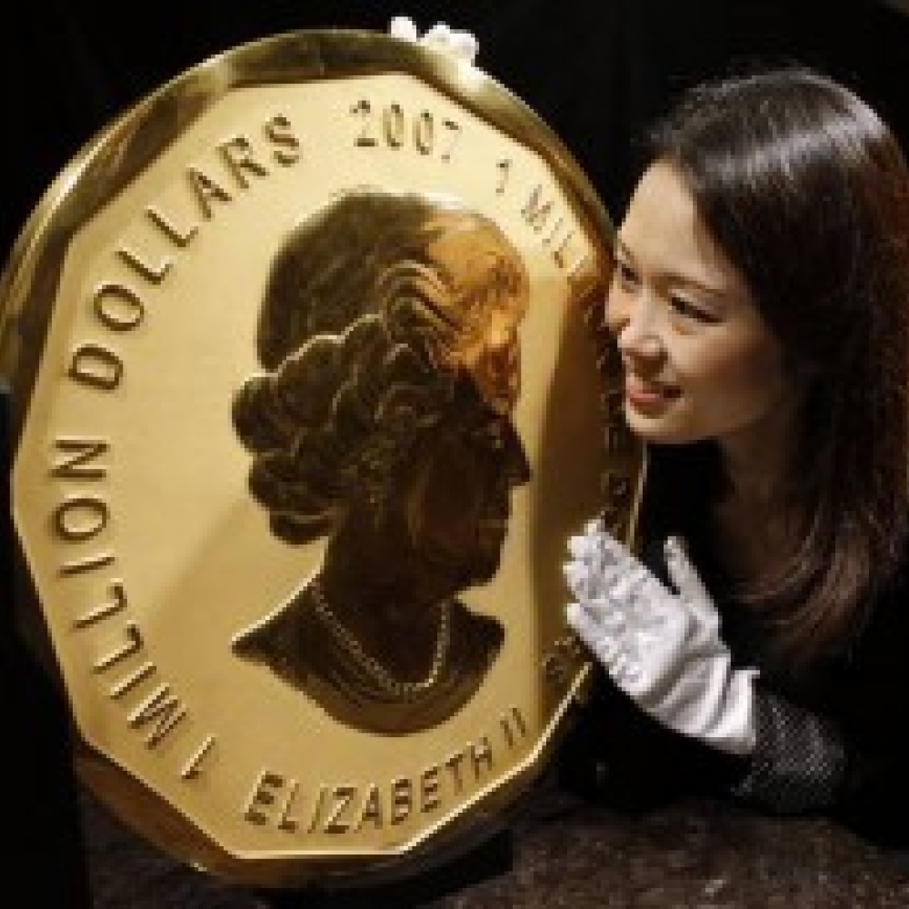 طوكيو: عرض قطعة ذهبية تحمل صورة الملكة إليزابيث