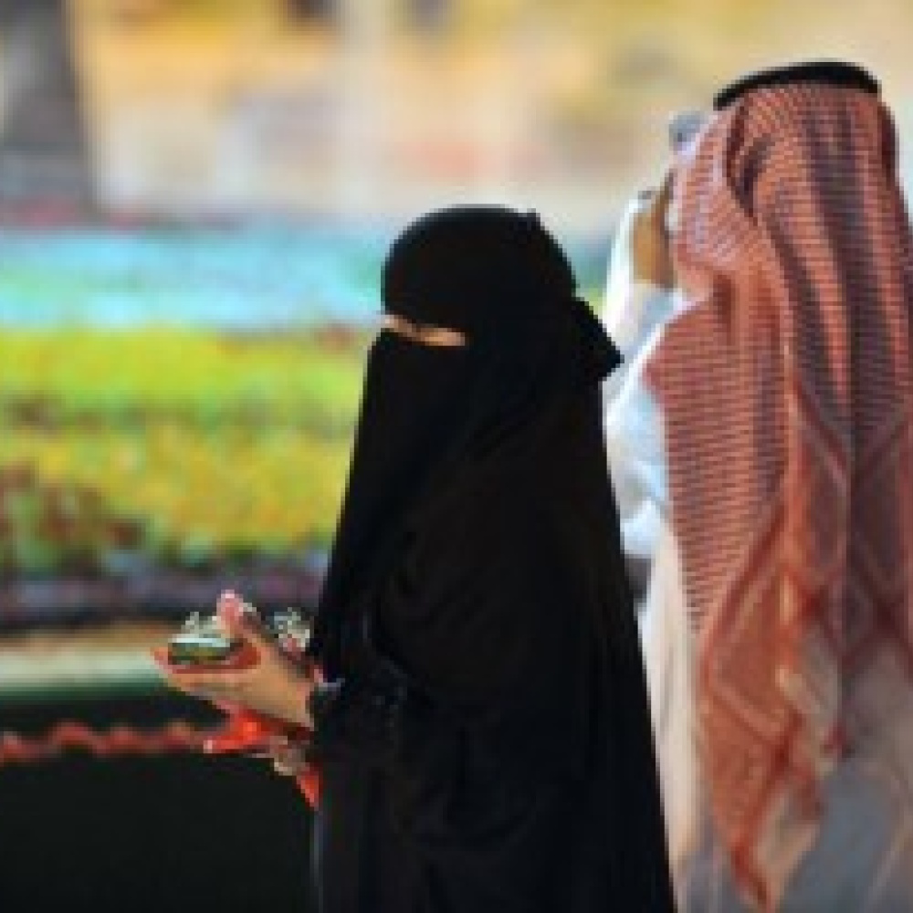 سعودية تهدي زوجها عروسا وسيارة فارهة