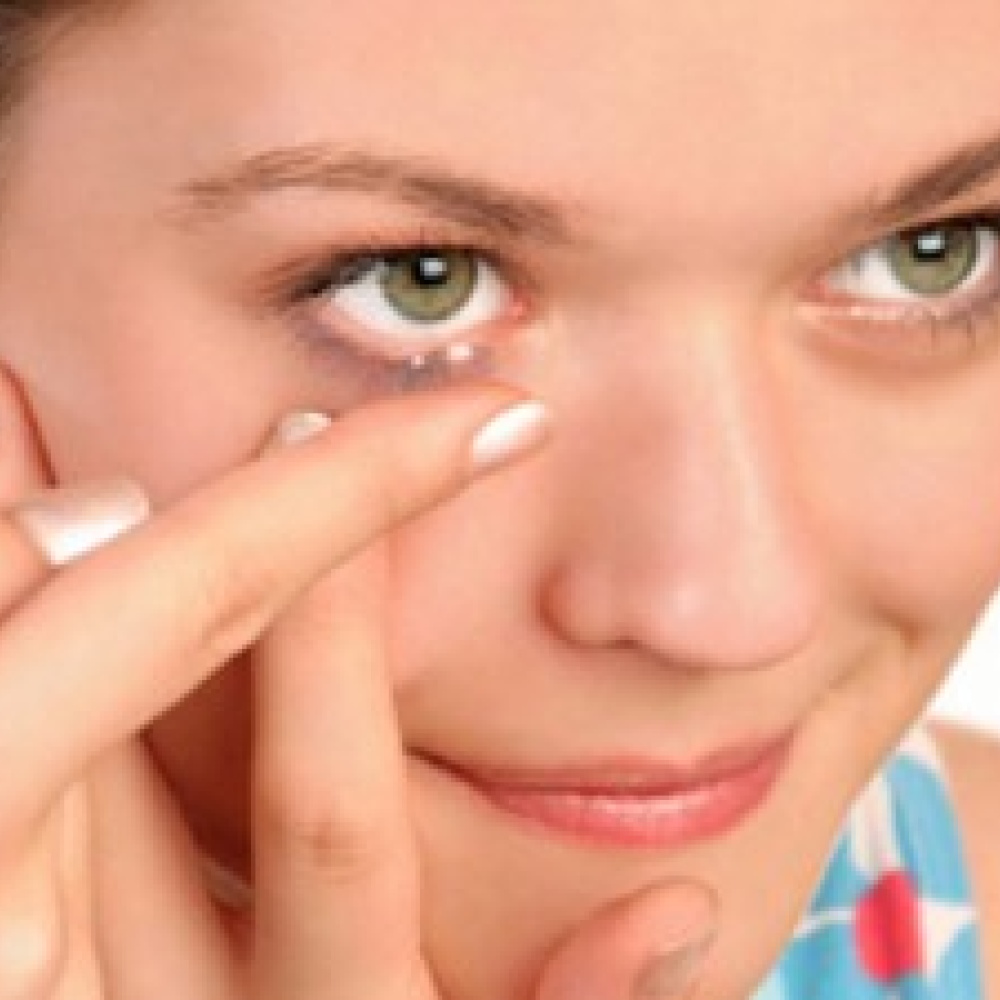 كيف تنظفين العدسات اللاصقة؟
