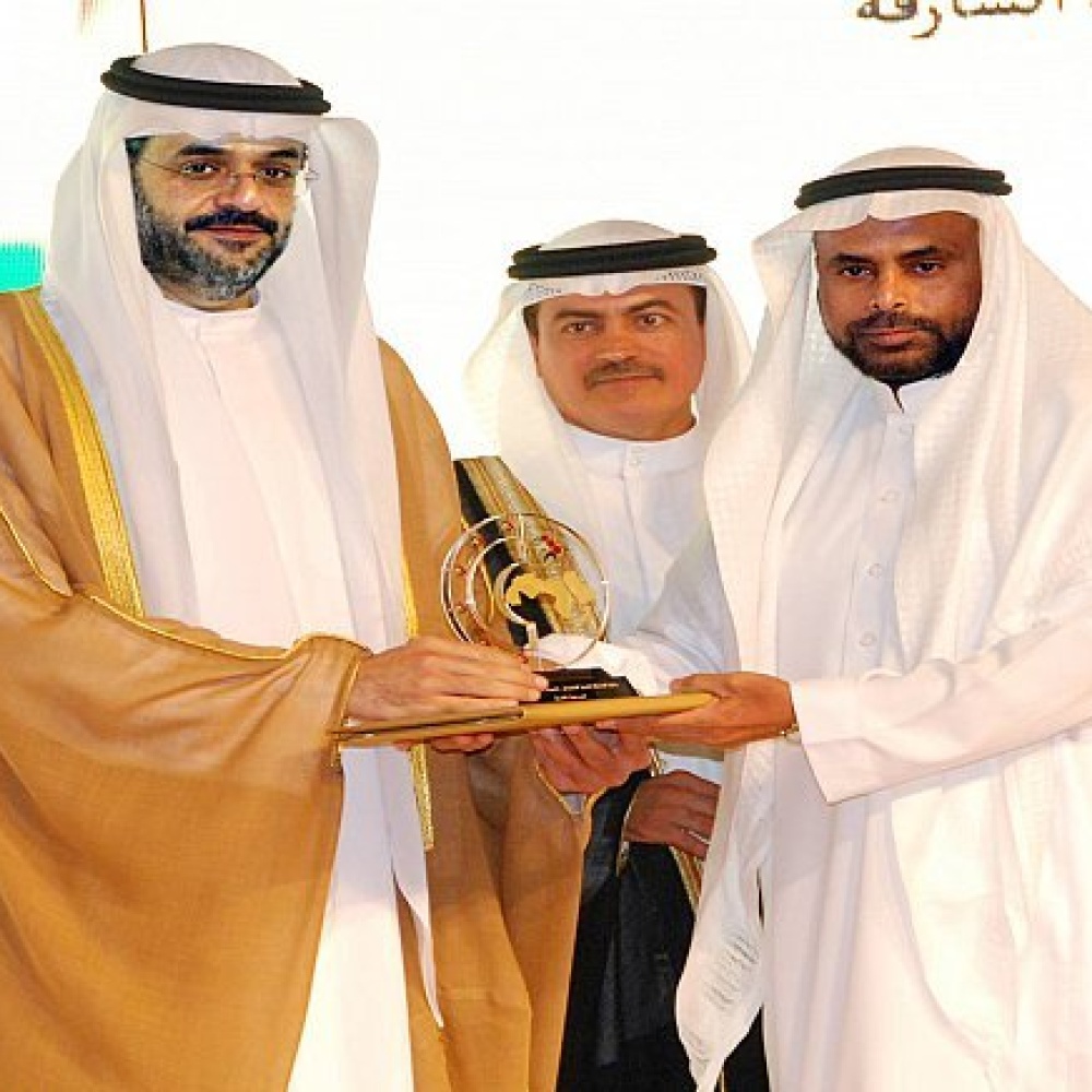  الشيخ القاسمي يتسلم جائزة أسرتي