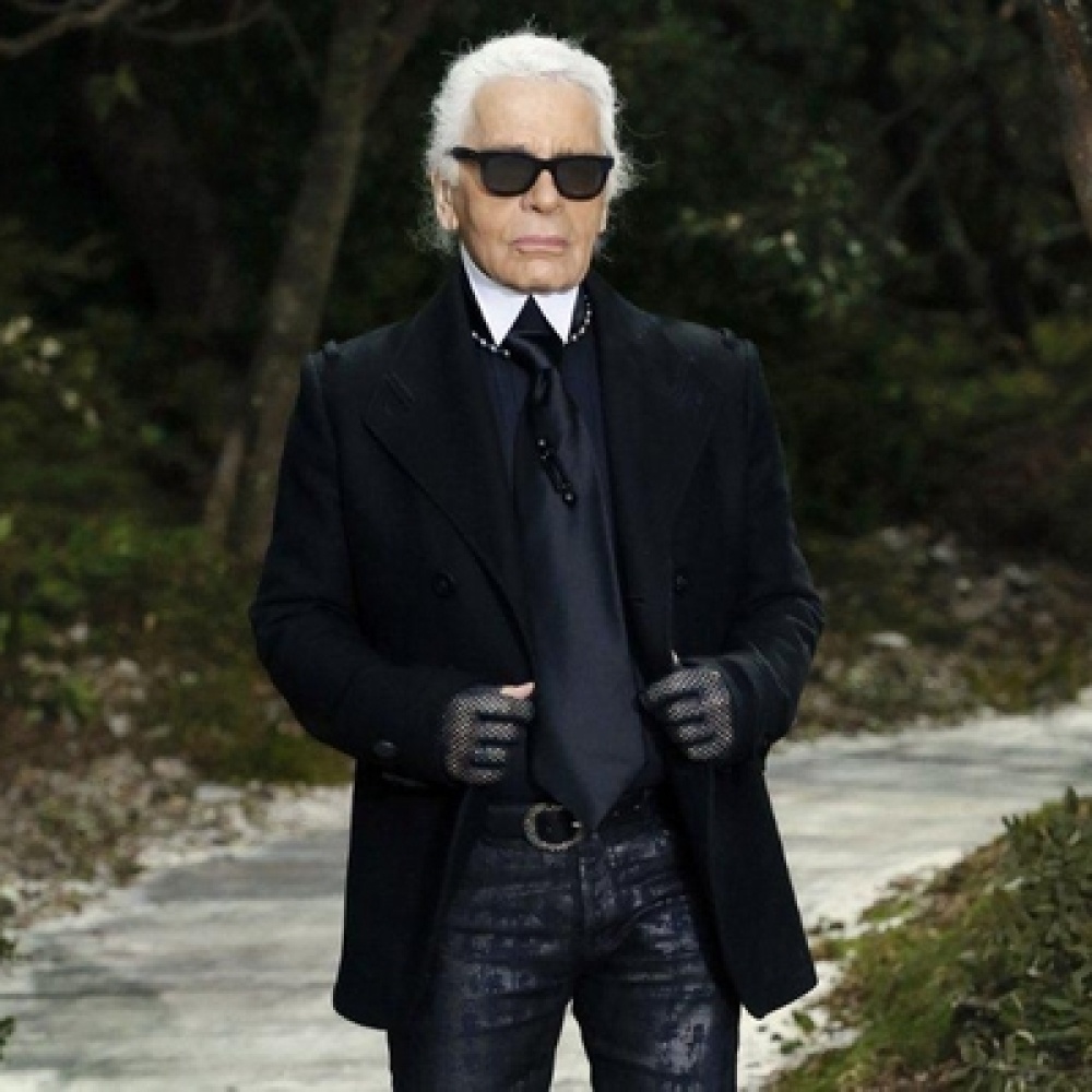 كارل لاغارفيلد خلال عرضه لمجوعة شانيل الهوت كوتور ربيع وصيف 2013