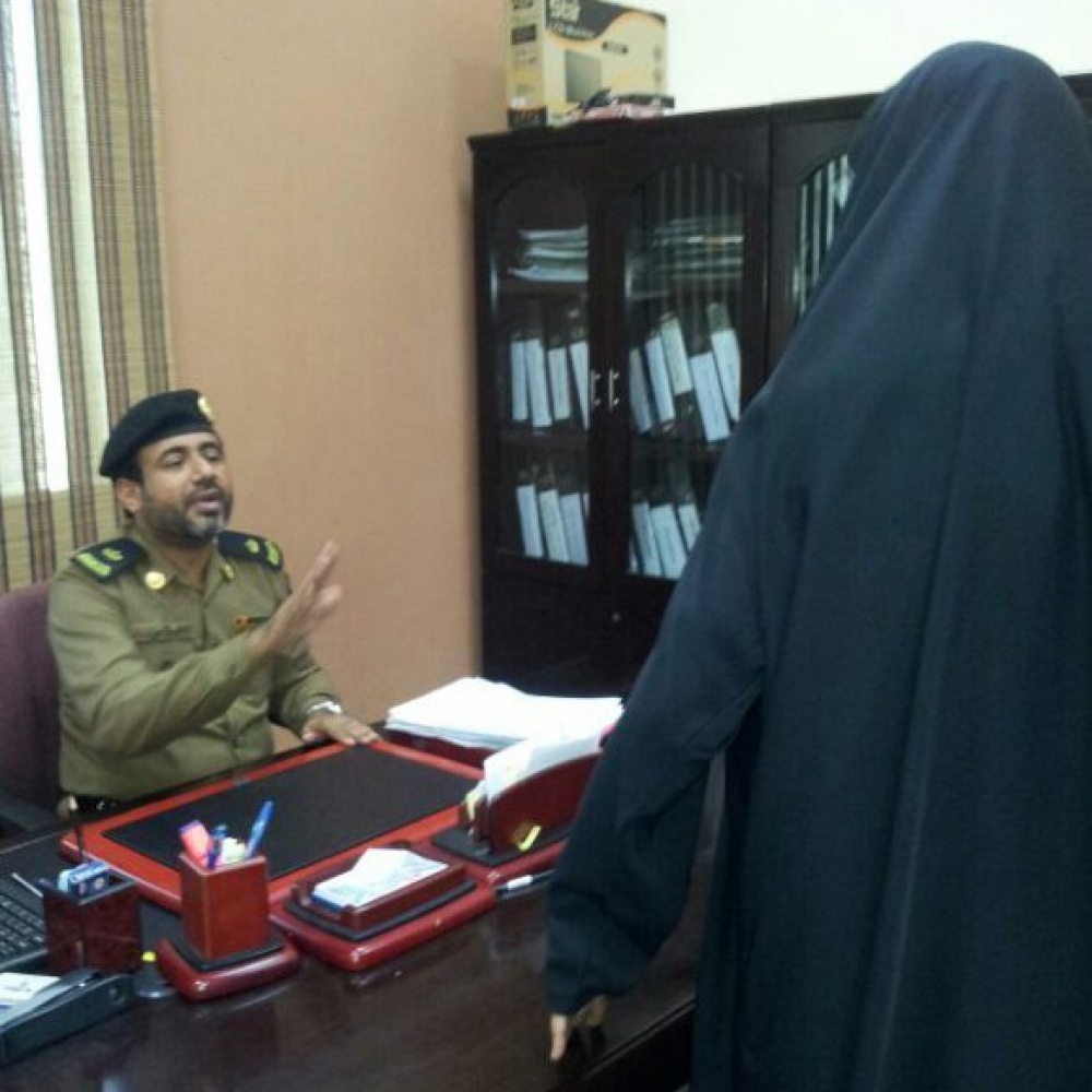  الرائد فيصل يتحدث مع آمنة