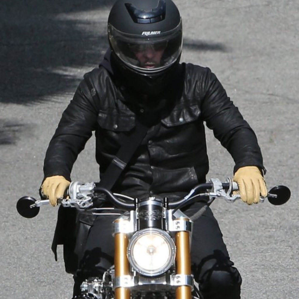 براد بيت يتجول بدراجته النارية في لوس أنجلس