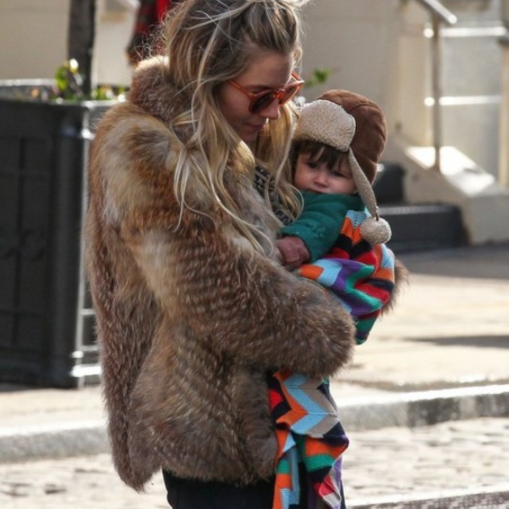 سيانا ميلر مع طفلتها في نيويورك مساء الثلاثاء