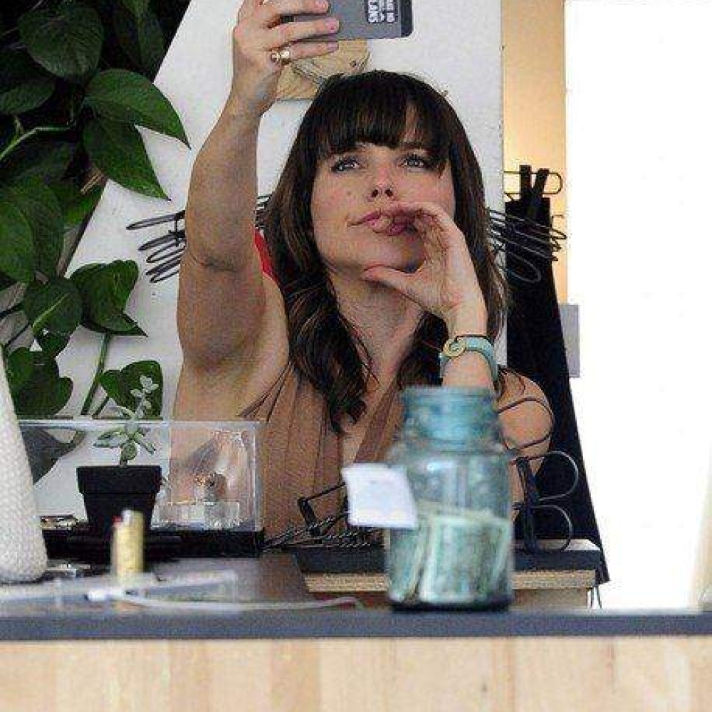 Sophia Bush نجمة  One Tree Hill  تحاول أخذ صورة لنفسها في احد مراكز التسوق في هوليوود