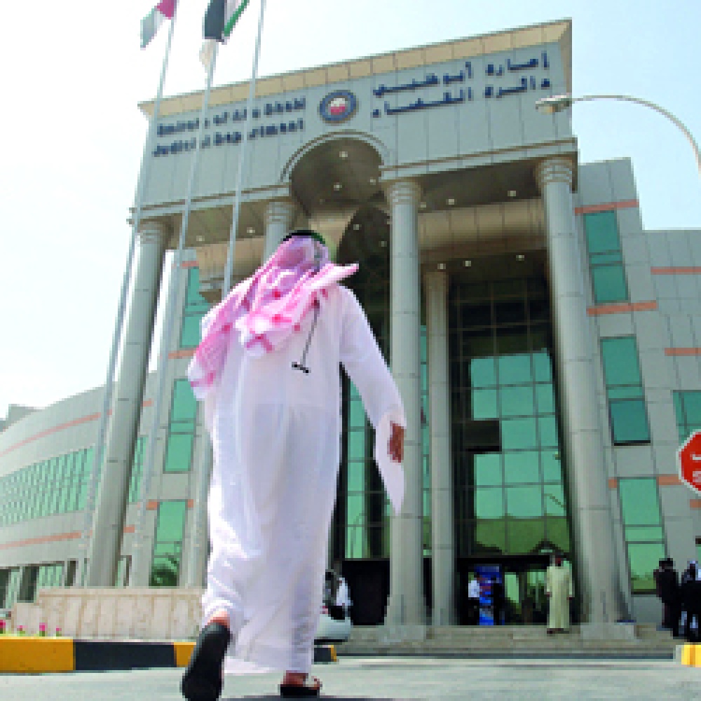 الامارات: سجن وافد تبادل رسائل عاطفية مع قاصر منتحرة