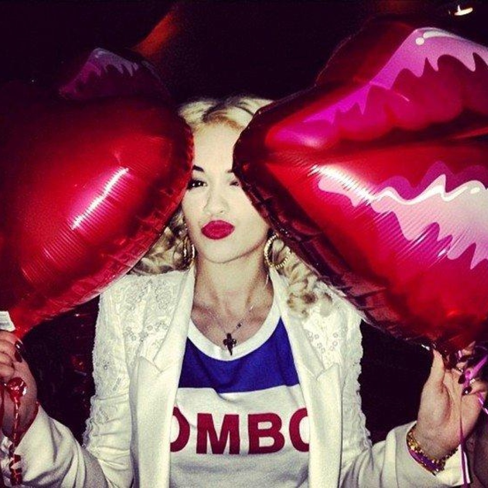 المغنية ريتا أورا تحتفل بالفلانتين