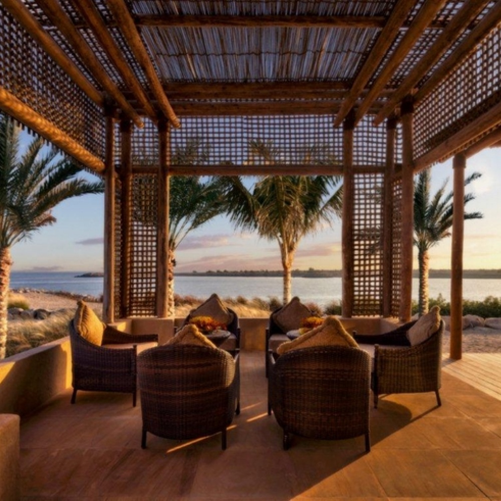 فرصة للاسترخاء في مطعم أمواج بجزيرة صير بني ياس