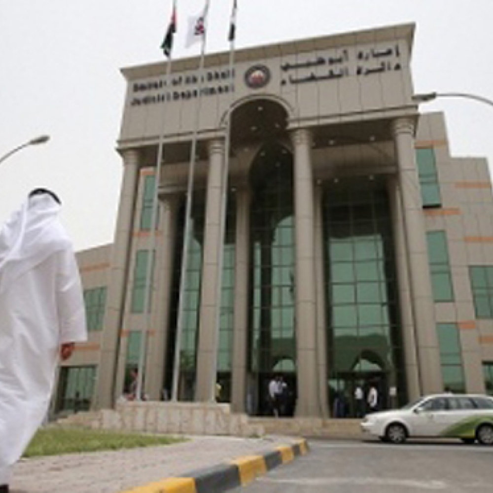 الامارات: محاكمة طبيب وممرضة عرضا حياة رضيعة للخطر