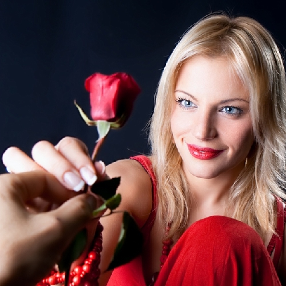 الشوكولاتة والورود الحمراء والحب