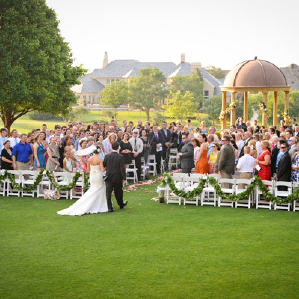 أفكار رائعة لتزيين كراسي المدعوين بحفل الزفاف