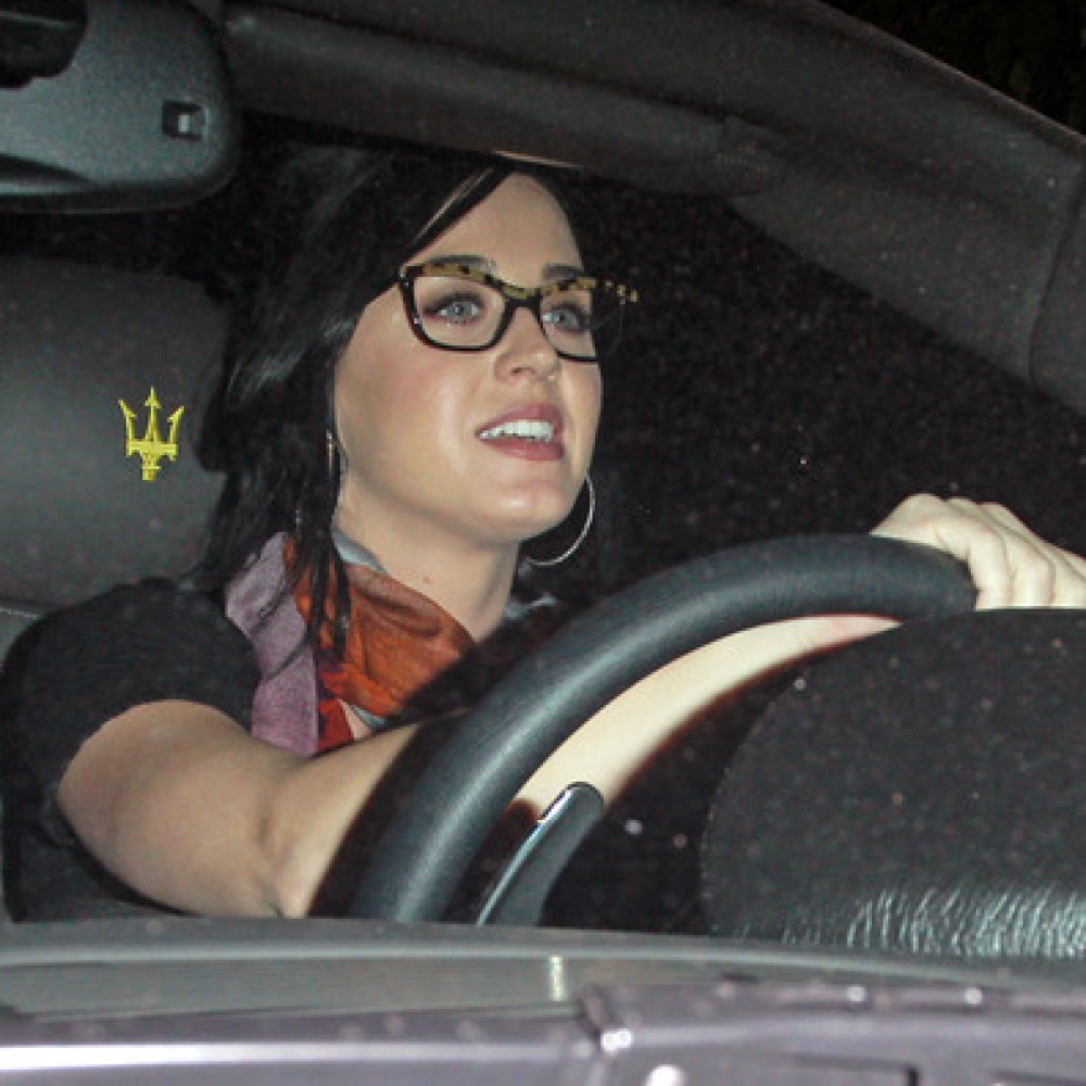 كاتي بيري تقود سيارتها في هوليوود