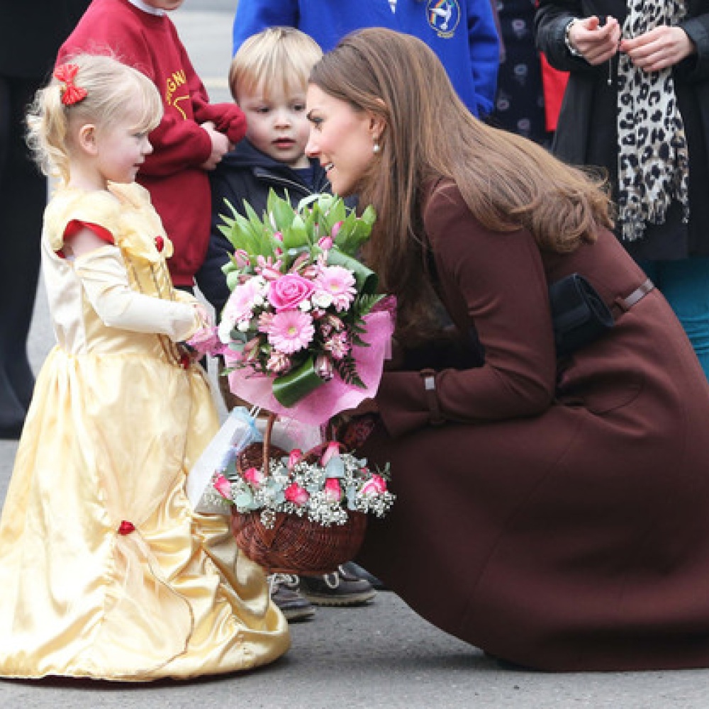 كيت ميدلتون تتوقف أمام طفلة خلال جولتها في Grimsby
