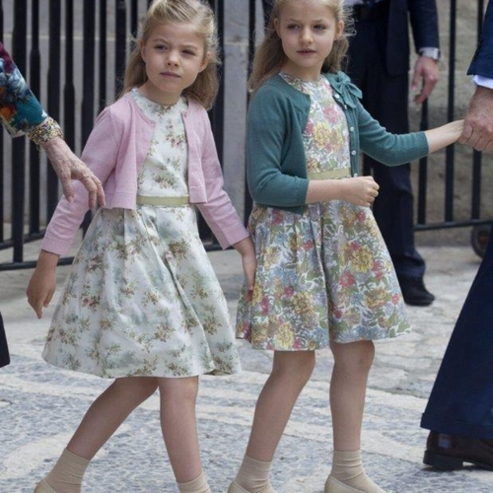 ابنتا ولي عهد اسبانيا الشقيقتان الأميرة صوفيا والأميرة ليونور خلال احتفال ديني في مدريد