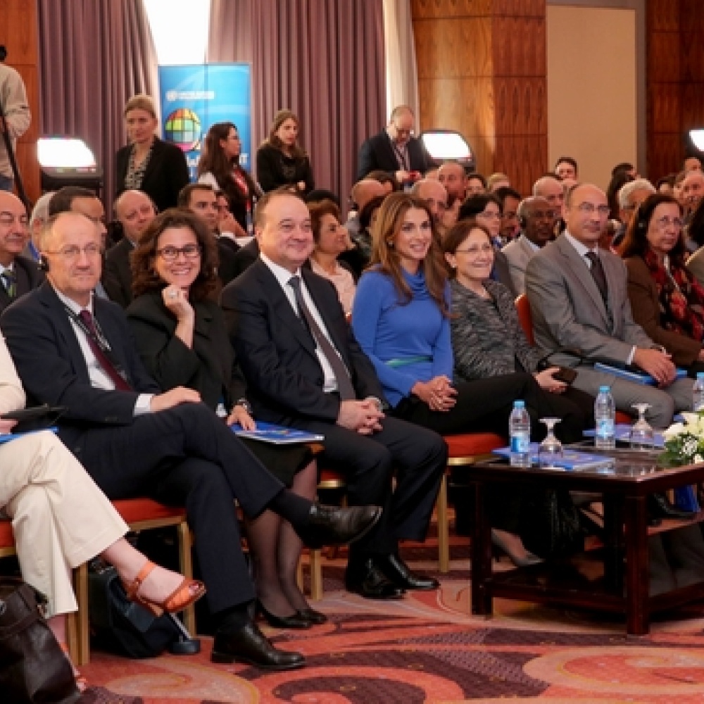  الملكة رانيا العبدالله خلال افتتاح اعمال المنتدى العربي للتنمية