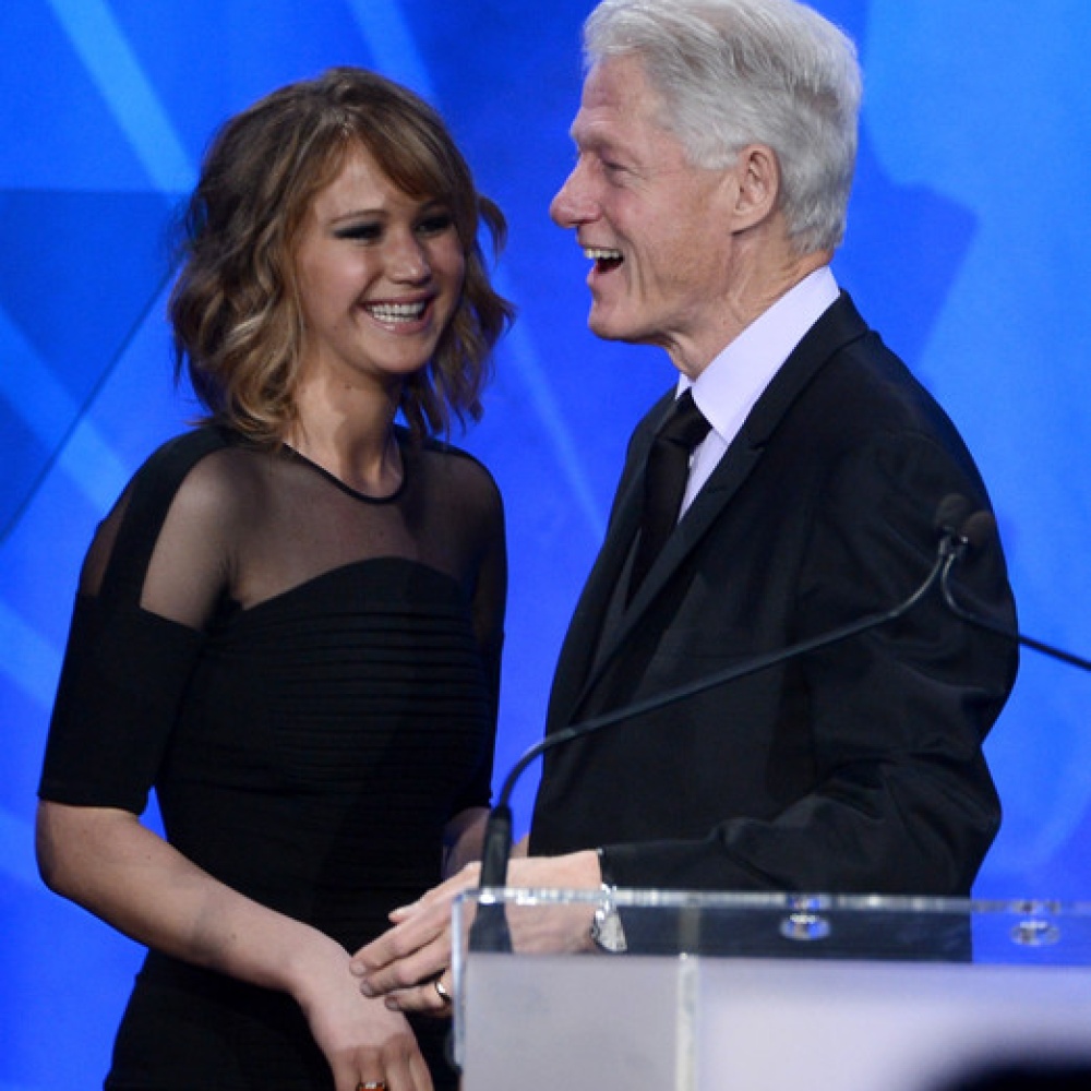 جنيفر لورنس مع بيل كلينتون خلال حفل المؤتمر الإعلامي GLAAD