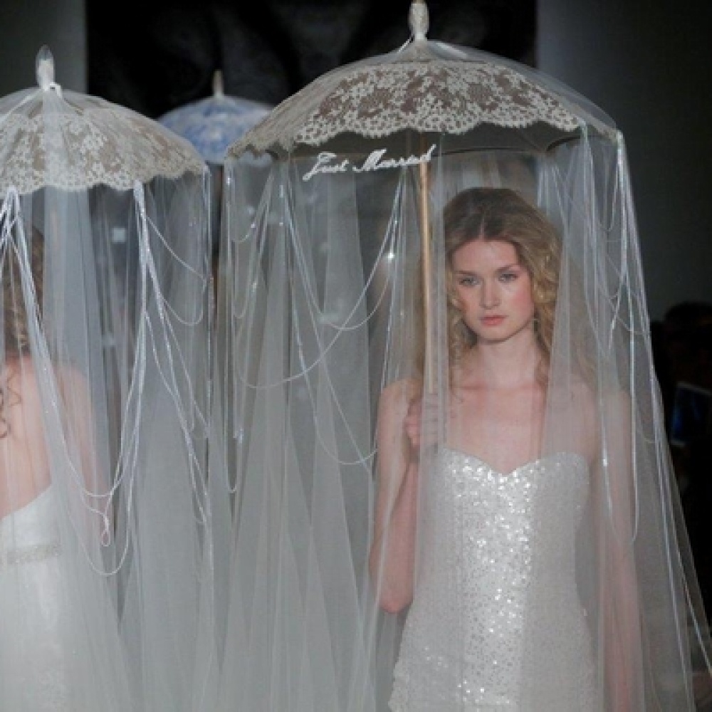 من عرض أزياء  Reem Acra خلال أسبوع  نيويورك لأزياء العروس (ربيع وصيف 2014)