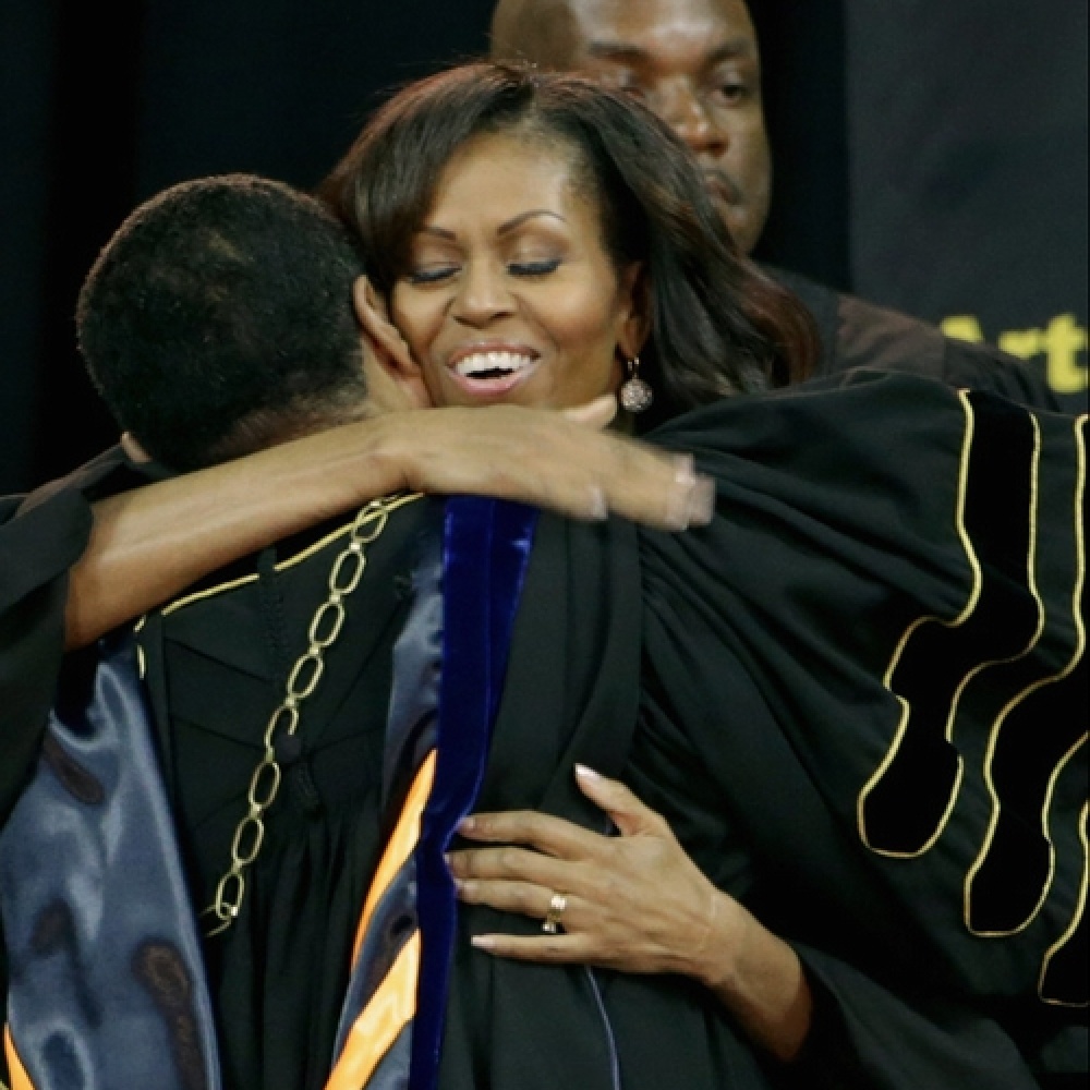 ميشيل أوباما تحتضن أحد الخريجين خلال حضورها لحفل تخرج جامعة بوي في عطلة نهاية الأسبوع الماضي