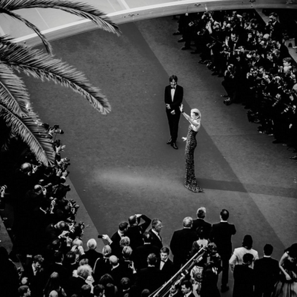 النجمة الأسترالية نيكول كيدمان و زوجها المغني كيث أوربان يحييان الجمهور في مهرجان كان قبل أيام