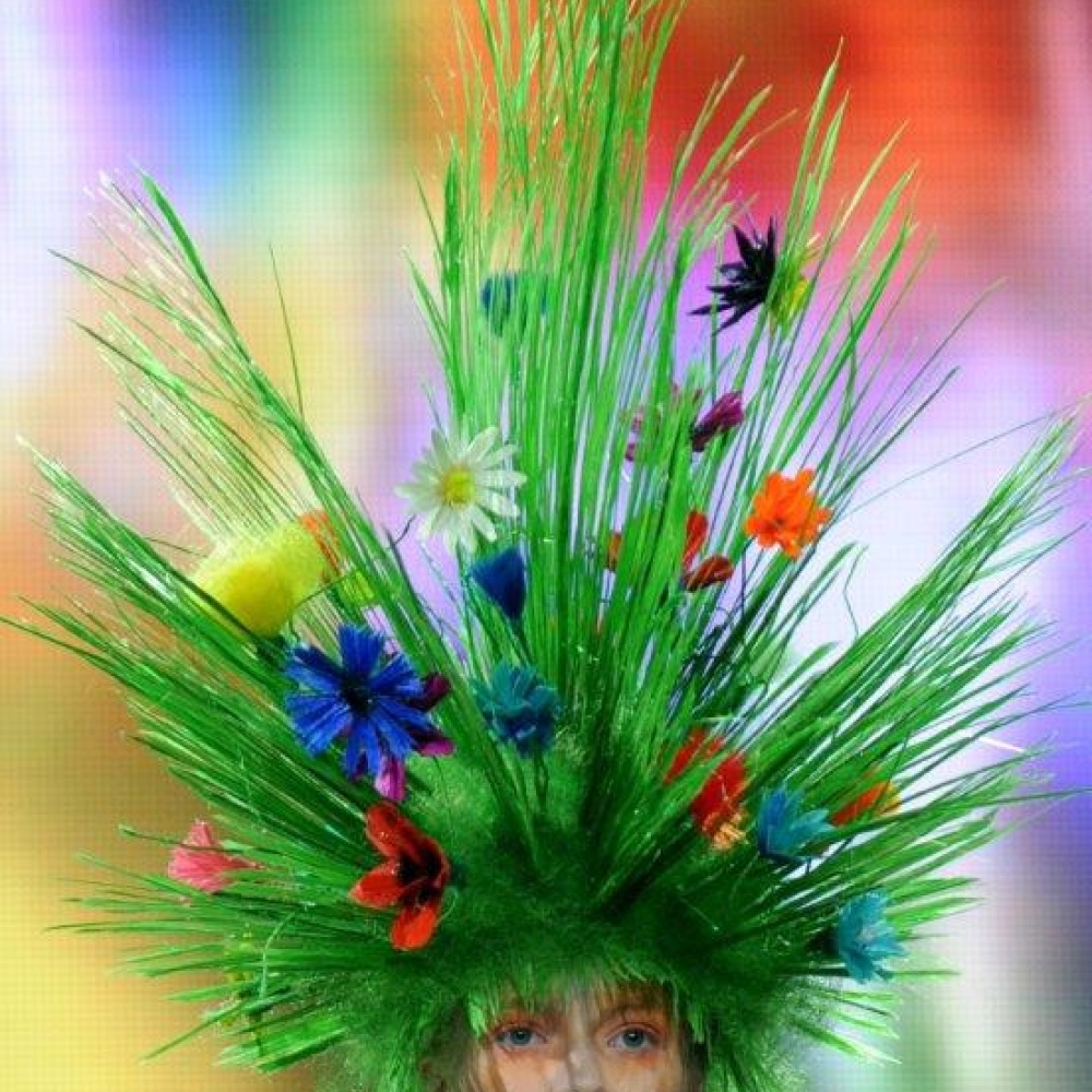 عارضة تضع قبعة من الورود خلال مهرجان ميل للأزياء بعاصمة روسيا البيضاء 